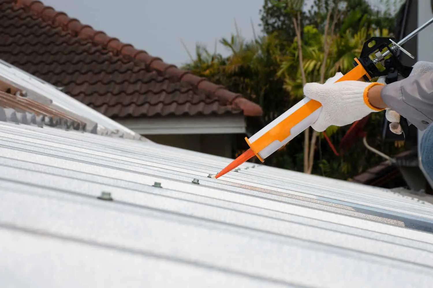 How Roof Sealing Services Prevent Leaks and Structural Damage